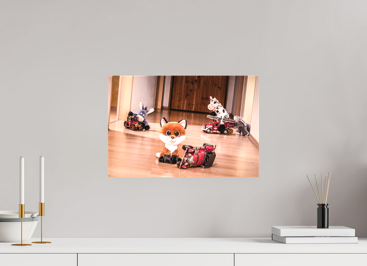 45 x 30 cm, Foto-Leinwand matt Wandbild süsser Fuchs Kuscheltier spielt mit Blechauto Deko Kinderzimmer