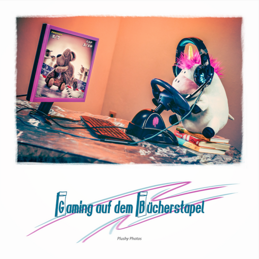 Main image Plushy Gaming auf dem Buecherstapel Wanddeko Quadrat