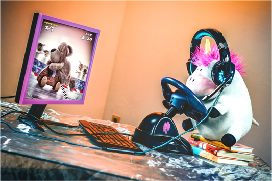 Main image Wandbild süsses Einhorn Kuscheltier auf dem Bücherstapel Deko Kinderzimmer