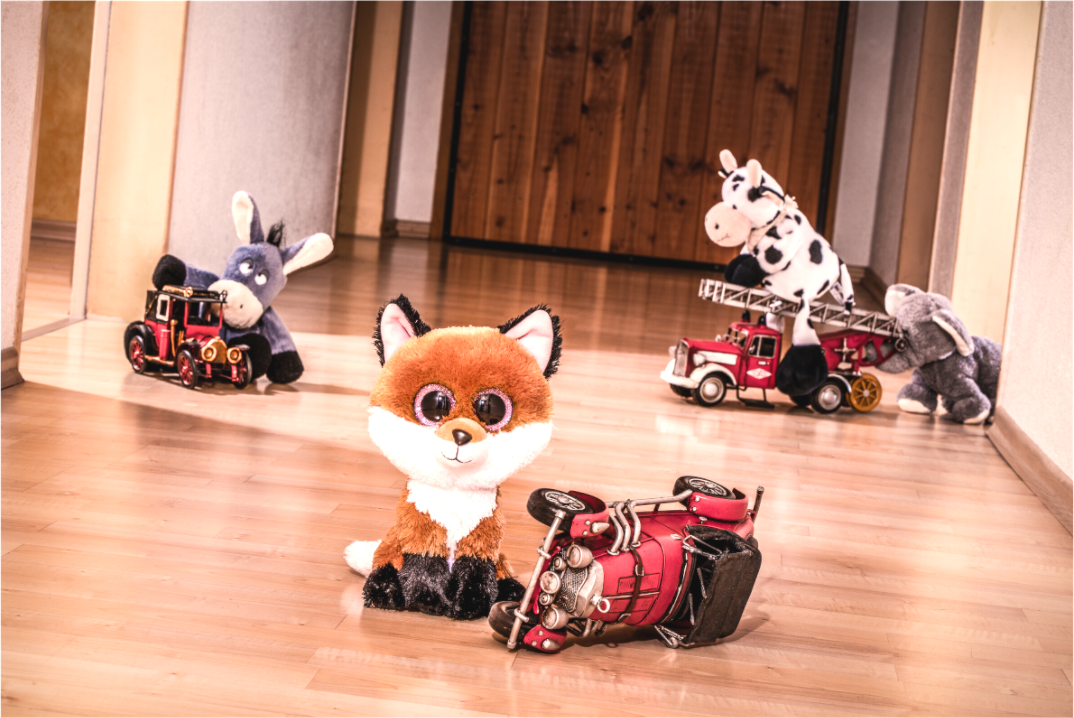 Main image Wandbild süsser Fuchs Kuscheltier spielt mit Blechauto Deko Kinderzimmer