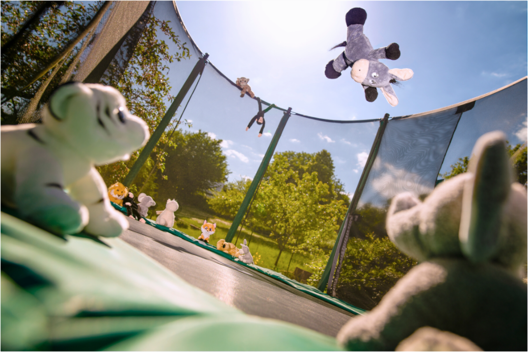 Main image Wandbild Esel Kuscheltiere auf dem Trampolin Deko Kinderzimmer