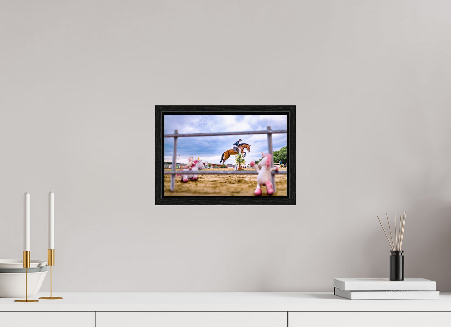 30 x 20 cm, Floater Frame Wandbild kleine Einhörner Kuscheltiere auf dem Reiterhof Deko Kinderzimmer